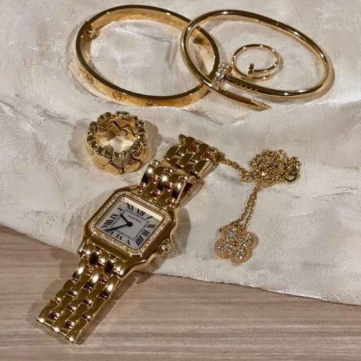 Gold jewellery for the old money look