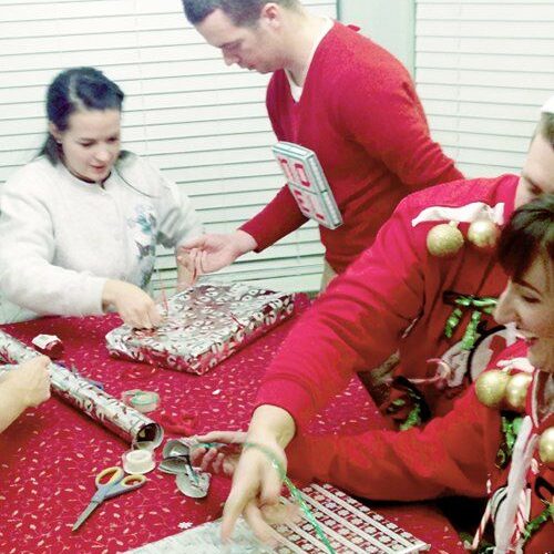 gift wrapping with one hand