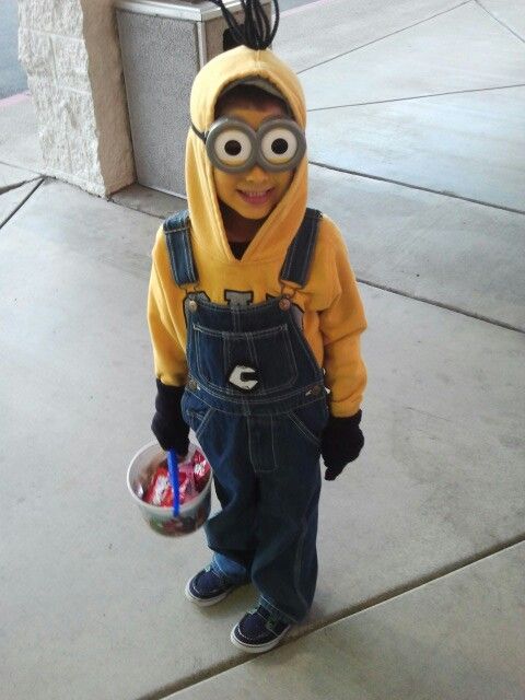 kid wearing minion dress